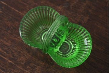 アンティーク雑貨　ウランガラス製の小さなバスケット(小物入れ)