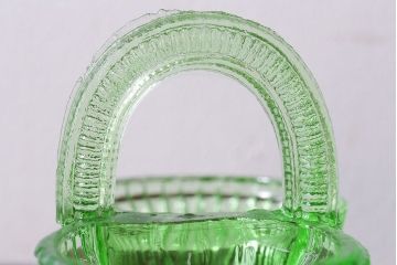 アンティーク雑貨　ウランガラス製の小さなバスケット(小物入れ)