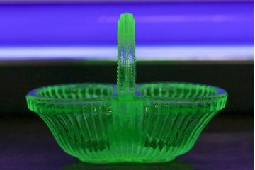 アンティーク雑貨　ウランガラス製の小さなバスケット(小物入れ)