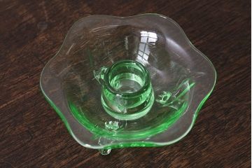 アンティーク雑貨　イギリスビンテージ　ウランガラス製の小振りな三つ足キャンドルスタンド(ろうそく立て)(1)