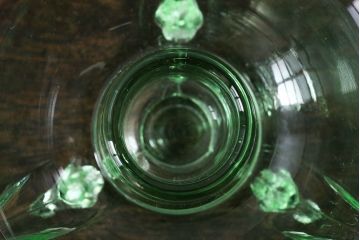 アンティーク雑貨　イギリスビンテージ　ウランガラス製の小振りな三つ足キャンドルスタンド(ろうそく立て)(1)
