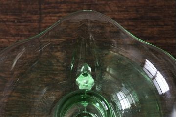 アンティーク雑貨　イギリスビンテージ　ウランガラス製の小振りな三つ足キャンドルスタンド(ろうそく立て)(1)