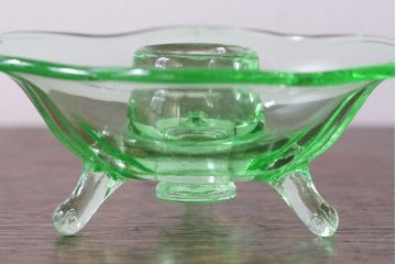 アンティーク雑貨　イギリスビンテージ　ウランガラス製の小振りな三つ足キャンドルスタンド(ろうそく立て)(1)