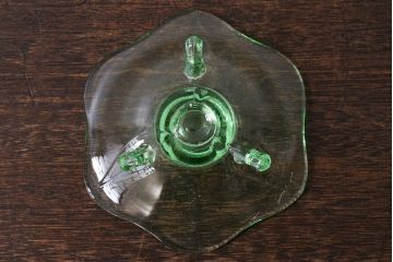 アンティーク雑貨　イギリスビンテージ　ウランガラス製の小振りな三つ足キャンドルスタンド(ろうそく立て)(1)