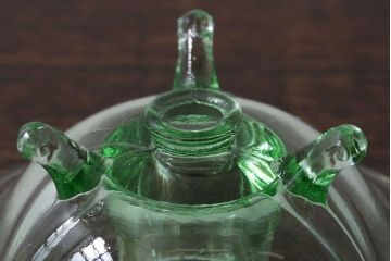 アンティーク雑貨　イギリスビンテージ　ウランガラス製の小振りな三つ足キャンドルスタンド(ろうそく立て)(1)