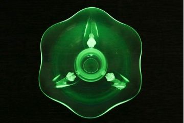 アンティーク雑貨　イギリスビンテージ　ウランガラス製の小振りな三つ足キャンドルスタンド(ろうそく立て)(1)