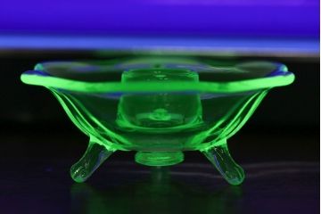 アンティーク雑貨　イギリスビンテージ　ウランガラス製の小振りな三つ足キャンドルスタンド(ろうそく立て)(1)
