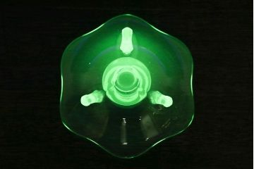アンティーク雑貨　イギリスビンテージ　ウランガラス製の小振りな三つ足キャンドルスタンド(ろうそく立て)(1)