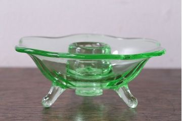 アンティーク雑貨　イギリスビンテージ　ウランガラス製の小振りな三つ足キャンドルスタンド(ろうそく立て)(1)