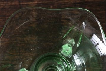 アンティーク雑貨　イギリスビンテージ　ウランガラス製の小振りな三つ足キャンドルスタンド(ろうそく立て)(1)