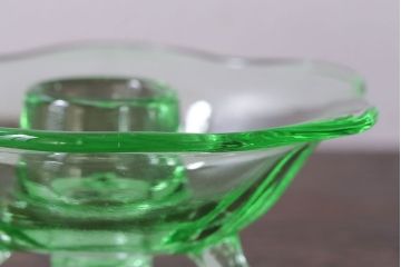 アンティーク雑貨　イギリスビンテージ　ウランガラス製の小振りな三つ足キャンドルスタンド(ろうそく立て)(1)
