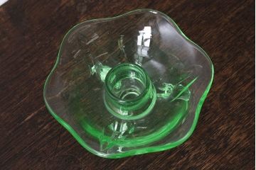 アンティーク雑貨　イギリスアンティーク　ウランガラス製の小振りな三つ足キャンドルスタンド(ろうそく立て)(2)