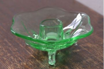 アンティーク雑貨　イギリスアンティーク　ウランガラス製の小振りな三つ足キャンドルスタンド(ろうそく立て)(2)