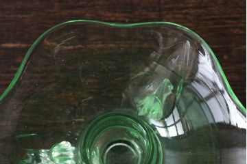 アンティーク雑貨　イギリスアンティーク　ウランガラス製の小振りな三つ足キャンドルスタンド(ろうそく立て)(2)