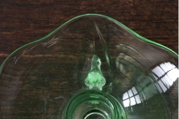 アンティーク雑貨　イギリスアンティーク　ウランガラス製の小振りな三つ足キャンドルスタンド(ろうそく立て)(2)