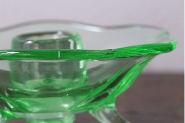 アンティーク雑貨　イギリスアンティーク　ウランガラス製の小振りな三つ足キャンドルスタンド(ろうそく立て)(2)