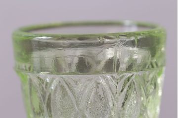 アンティーク雑貨　【K様ご成約分】フランスアンティーク　ウランガラス製　二つの表情が魅力的なリキュールグラス(ガラス杯、酒器、脚付コップ)
