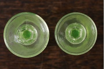 アンティーク雑貨　【K様ご成約分】フランスアンティーク　ウランガラス製　二つの表情が魅力的なリキュールグラス(ガラス杯、酒器、脚付コップ)
