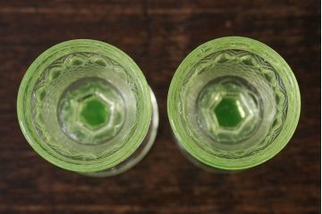 アンティーク雑貨　【K様ご成約分】フランスアンティーク　ウランガラス製　二つの表情が魅力的なリキュールグラス(ガラス杯、酒器、脚付コップ)