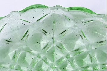 アンティーク雑貨　大正ロマン　レトロな情緒あふれる緑色ガラス大皿