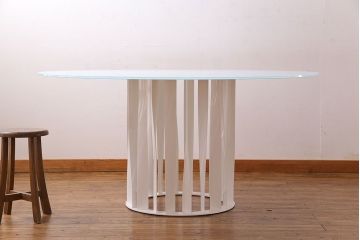 展示美品　Cassina(カッシーナ)　BOBOLI(ボボリ)　デザイン性の高いラウンドテーブル(ダイニングテーブル)(定価約96万円)