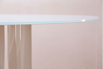 展示美品　Cassina(カッシーナ)　BOBOLI(ボボリ)　デザイン性の高いラウンドテーブル(ダイニングテーブル)(定価約96万円)