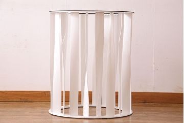 展示美品　Cassina(カッシーナ)　BOBOLI(ボボリ)　デザイン性の高いラウンドテーブル(ダイニングテーブル)(定価約96万円)
