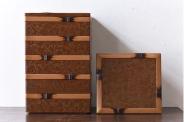 アンティーク雑貨　木製漆器　竹モチーフの縁が目を引く五段重箱(お重)
