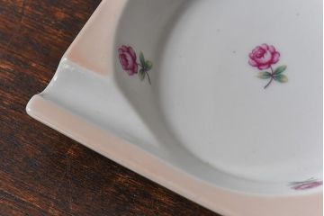 アンティーク雑貨　ノリタケ(日陶・則武)小さなバラが描かれたレトロな雰囲気が魅力の灰皿