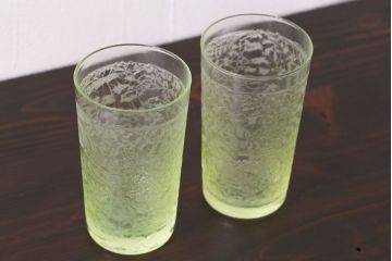 アンティーク雑貨　西洋アンティーク　HELVETIC ウランガラスコップ(グラス)2個セット
