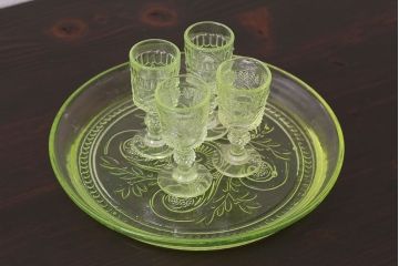 アンティーク雑貨　フランスビンテージ　ウランガラス製　リキュールグラス4つとプレートのセット(ガラス杯、酒器、脚付コップ)