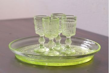 アンティーク雑貨　フランスビンテージ　ウランガラス製　リキュールグラス4つとプレートのセット(ガラス杯、酒器、脚付コップ)