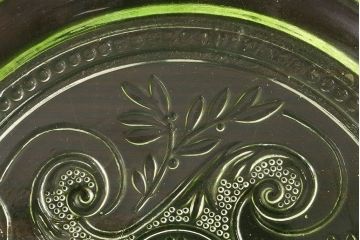 アンティーク雑貨　フランスビンテージ　ウランガラス製　リキュールグラス4つとプレートのセット(ガラス杯、酒器、脚付コップ)