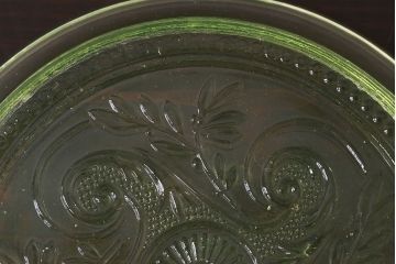 アンティーク雑貨　フランスビンテージ　ウランガラス製　リキュールグラス4つとプレートのセット(ガラス杯、酒器、脚付コップ)