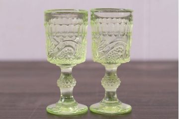 アンティーク雑貨　フランスビンテージ　ウランガラス製　リキュールグラス4つとプレートのセット(ガラス杯、酒器、脚付コップ)