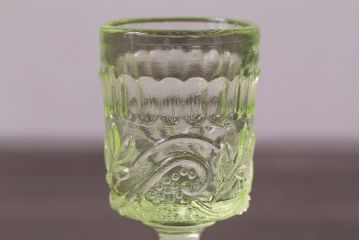 アンティーク雑貨　フランスビンテージ　ウランガラス製　リキュールグラス4つとプレートのセット(ガラス杯、酒器、脚付コップ)