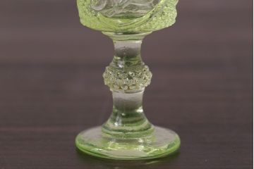 アンティーク雑貨　フランスビンテージ　ウランガラス製　リキュールグラス4つとプレートのセット(ガラス杯、酒器、脚付コップ)