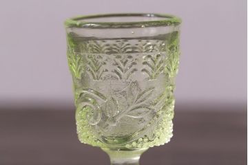 アンティーク雑貨　フランスビンテージ　ウランガラス製　リキュールグラス4つとプレートのセット(ガラス杯、酒器、脚付コップ)