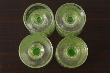 アンティーク雑貨　フランスビンテージ　ウランガラス製　リキュールグラス4つとプレートのセット(ガラス杯、酒器、脚付コップ)