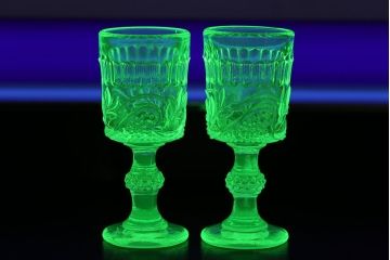 アンティーク雑貨　フランスビンテージ　ウランガラス製　リキュールグラス4つとプレートのセット(ガラス杯、酒器、脚付コップ)