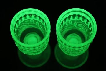 アンティーク雑貨　フランスビンテージ　ウランガラス製　リキュールグラス4つとプレートのセット(ガラス杯、酒器、脚付コップ)