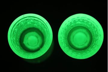 アンティーク雑貨　フランスビンテージ　ウランガラス製　リキュールグラス4つとプレートのセット(ガラス杯、酒器、脚付コップ)