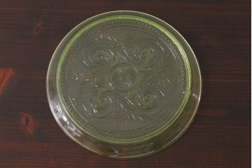 アンティーク雑貨　フランスビンテージ　ウランガラス製　リキュールグラス4つとプレートのセット(ガラス杯、酒器、脚付コップ)