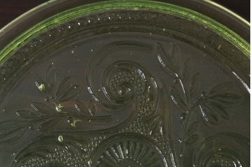 アンティーク雑貨　フランスビンテージ　ウランガラス製　リキュールグラス4つとプレートのセット(ガラス杯、酒器、脚付コップ)