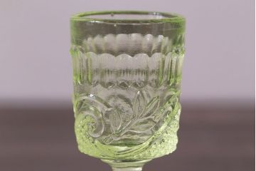 アンティーク雑貨　フランスビンテージ　ウランガラス製　リキュールグラス4つとプレートのセット(ガラス杯、酒器、脚付コップ)