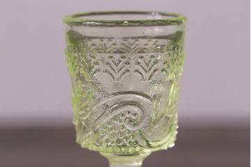 アンティーク雑貨　フランスビンテージ　ウランガラス製　リキュールグラス4つとプレートのセット(ガラス杯、酒器、脚付コップ)