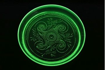 アンティーク雑貨　フランスビンテージ　ウランガラス製　リキュールグラス4つとプレートのセット(ガラス杯、酒器、脚付コップ)