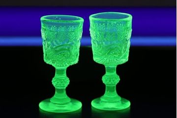 アンティーク雑貨　フランスビンテージ　ウランガラス製　リキュールグラス4つとプレートのセット(ガラス杯、酒器、脚付コップ)