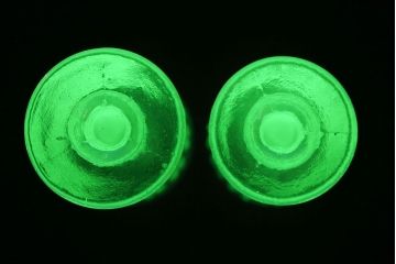 アンティーク雑貨　フランスビンテージ　ウランガラス製　リキュールグラス4つとプレートのセット(ガラス杯、酒器、脚付コップ)
