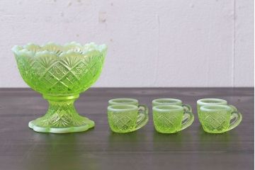 アンティーク雑貨　アメリカビンテージ　ワセリンガラス　乳白色の縁がおしゃれなパンチボウルとカップ6個セット(ウランガラス、酒器)